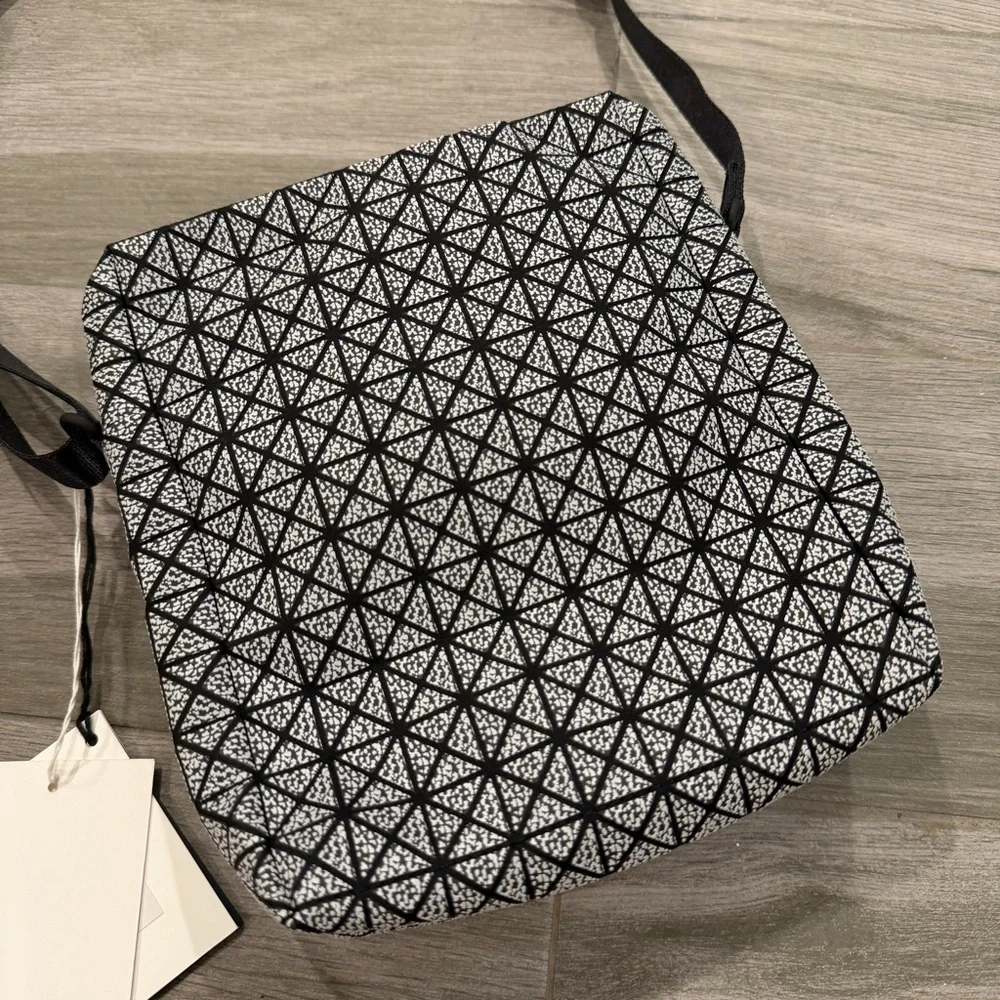 BAO BAO ISSEY MIYAKE Black Voyager Crossbody Bag 241730M170007 - Picture 6 of 15